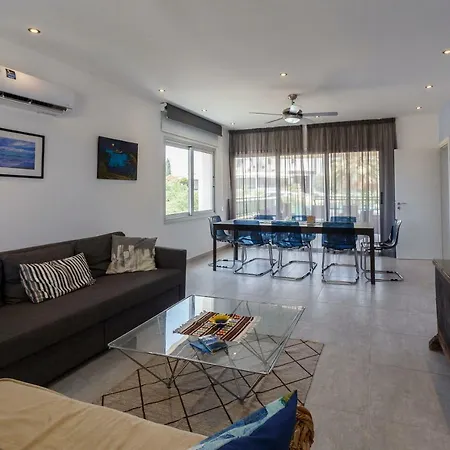Coral Bay Sea Breeze - Rooftop Apt, Pool & Sea Views, Sleeps 8 Apartament