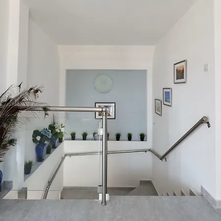 Coral Bay Sea Breeze - Rooftop Apt, Pool & Sea Views, Sleeps 8 *