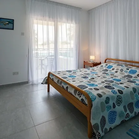 Coral Bay Sea Breeze - Rooftop Apt, Pool & Sea Views, Sleeps 8 *