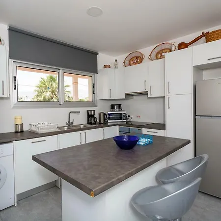 Coral Bay Sea Breeze - Rooftop Apt, Pool & Sea Views, Sleeps 8 * Peja