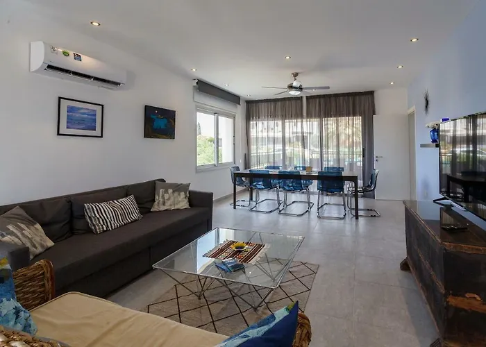 Coral Bay Sea Breeze - 3 Bedroom Διαμέρισμα