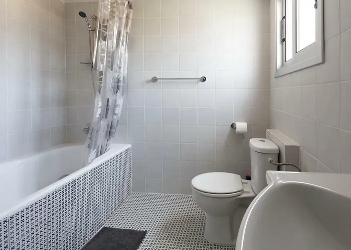 Coral Bay Sea Breeze - 3 Bedroom Πέγεια