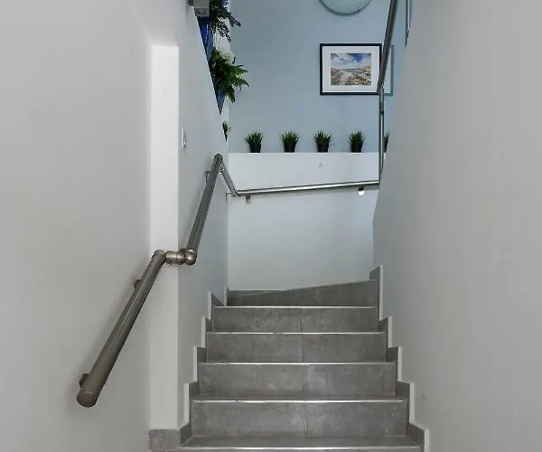 Coral Bay Sea Breeze - 3 Bedroom Πέγεια